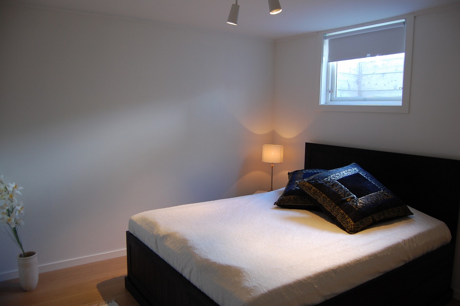 Nymalt, stort soverom med 4 garderobeskap. Plass til skrivebord. Galleribilde