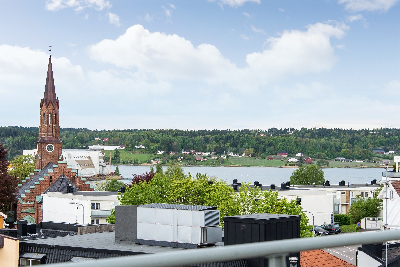 Utsikt mot brygge/fjord Galleribilde
