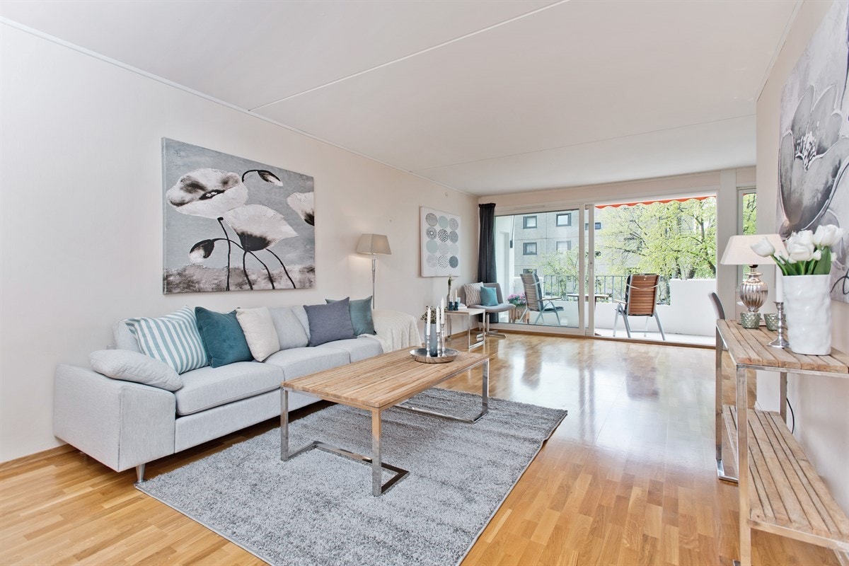 Lys og luftig stue med plass til salong og spisebord Galleribilde