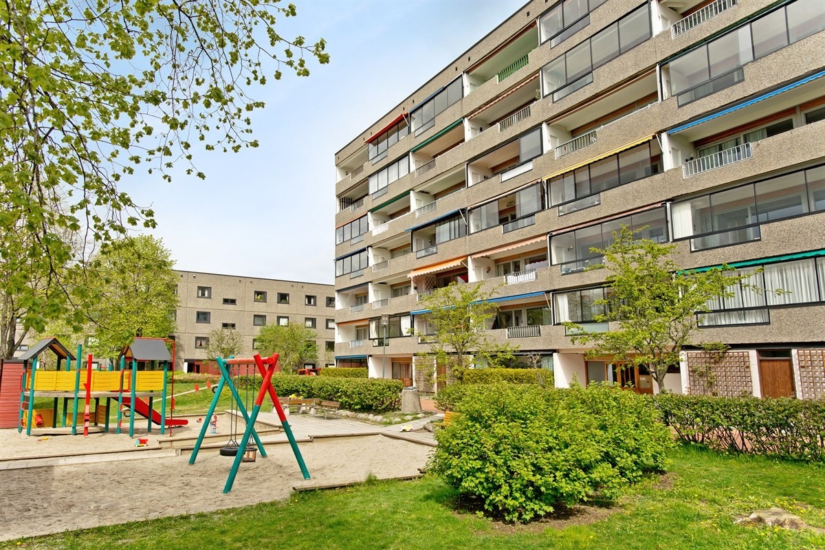 Meklenborg brl. ligger meget skjermet og stille til grensende mot flotte turområder. Kort vei til Røa med alt av servicetilbud og off. komm. Galleribilde