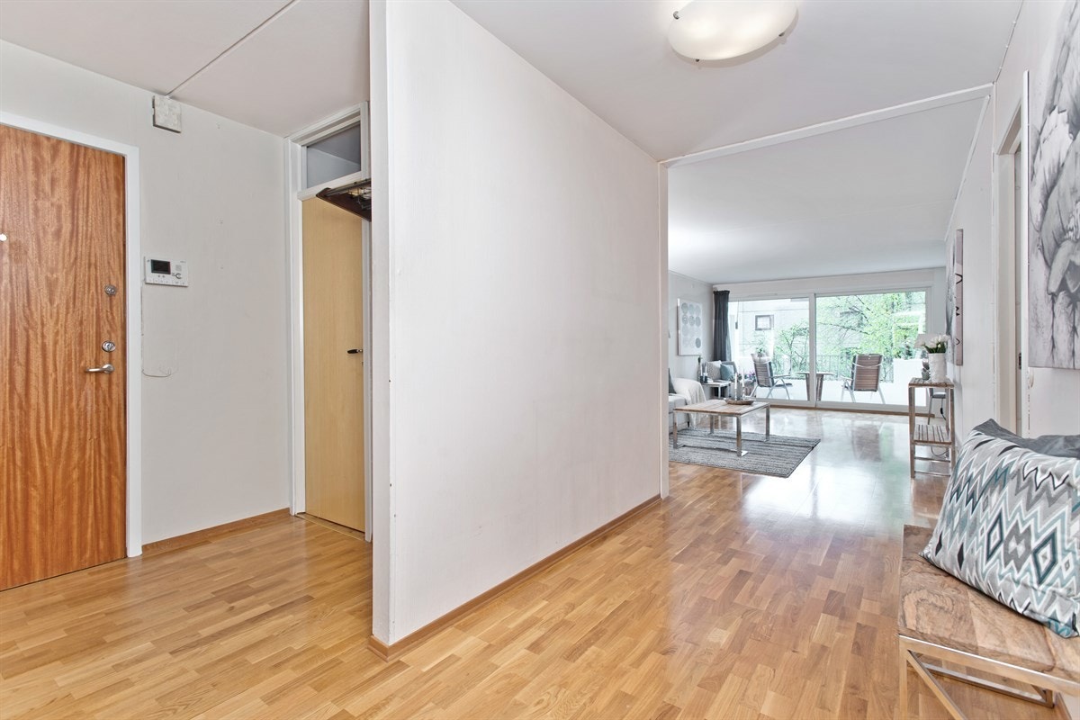 Entrè/hall med inngang til bod. Callinganlegg med tv-monitor. Galleribilde