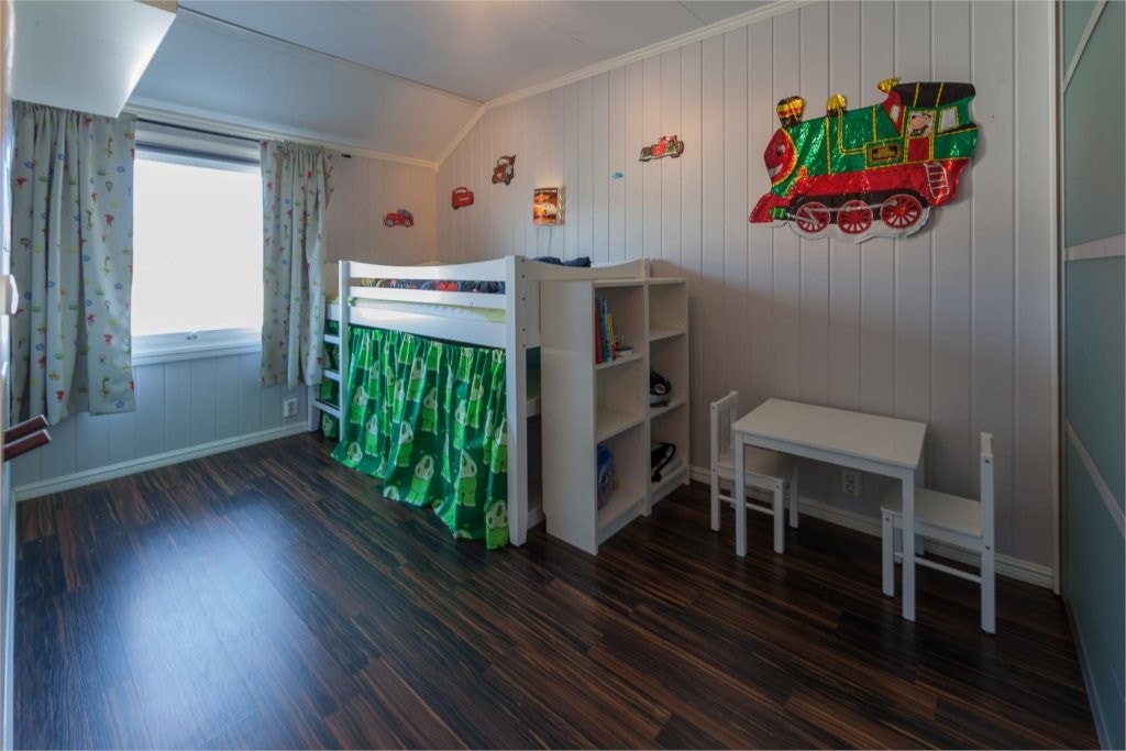 Soverom 1 av totalt 3 i 3. etasje - dette har skyvedørsgarderobe Galleribilde