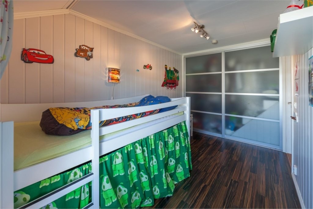 Soverom 1 av totalt 3 i 2. etasje - dette med skyvedørsgarderobe Galleribilde