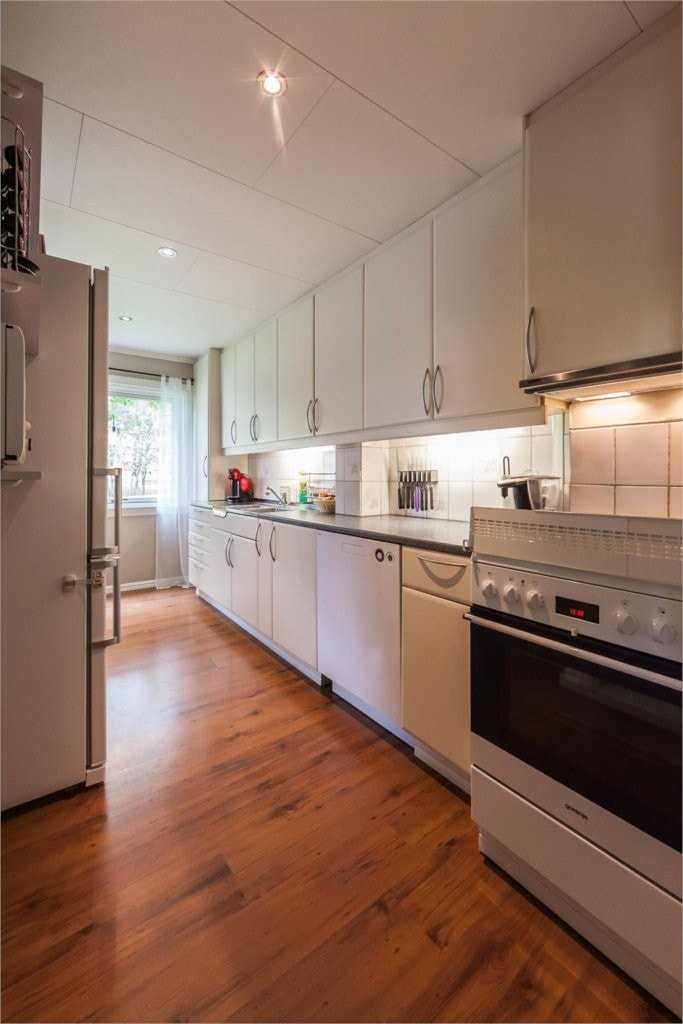 Kjøkken i 2. etasje med god skap- og benkeplass - åpen løsning til spisestuen Galleribilde