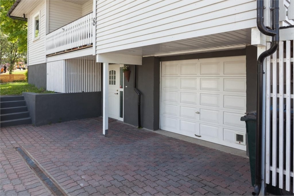 Inngangsparti og garasje Galleribilde