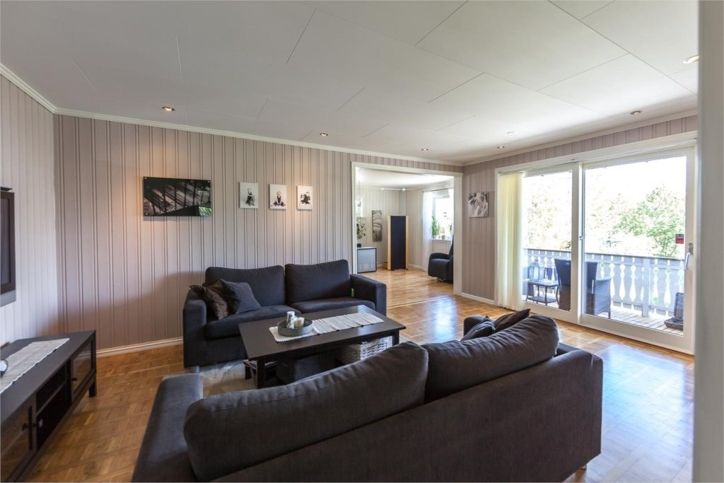 Stue (1) i 2. etasje. Utgang via dobbel skyvtettdør til balkong Galleribilde