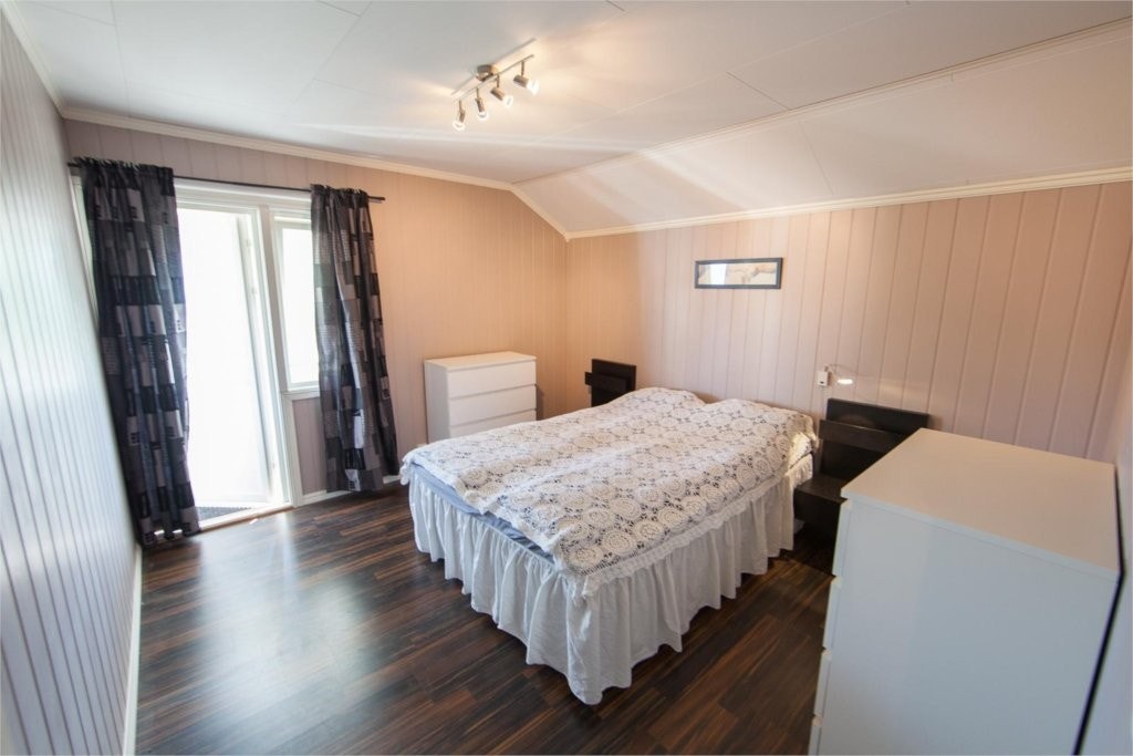 Soverom 2 av totalt 3 i 3. etasje - dette med utgang til takterrasse Galleribilde