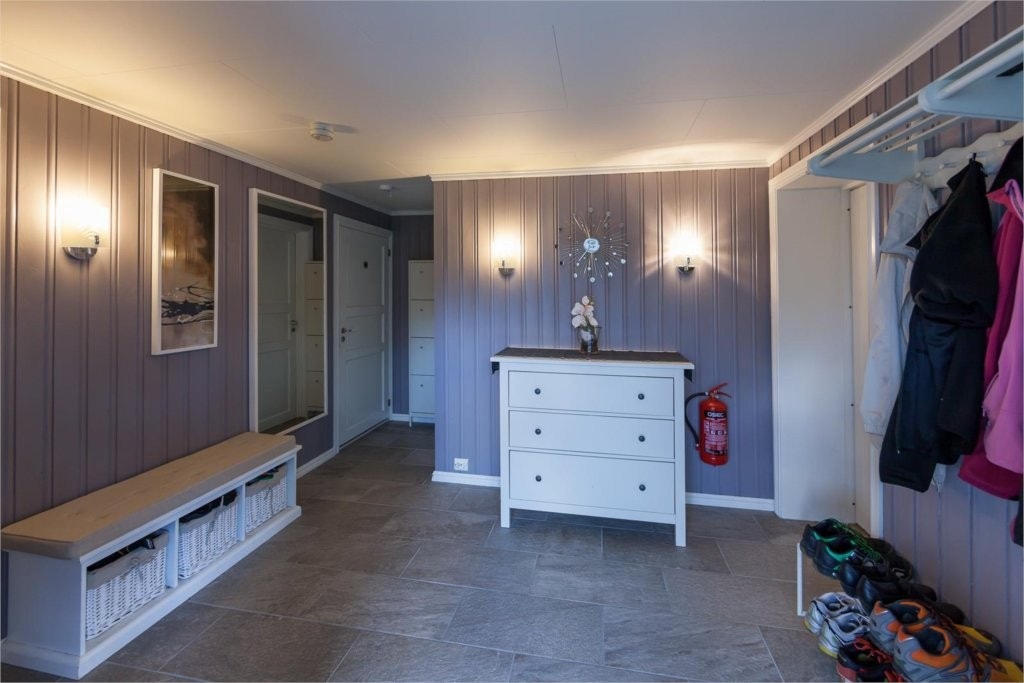 Entre / gang / hall. Flislagt med varmekabler. Inn-/utgang direkte til garasjen Galleribilde