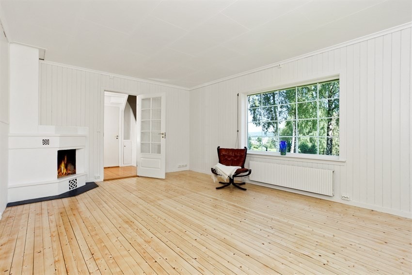 Felles stue med peis. Umøblert på bildet. Galleribilde