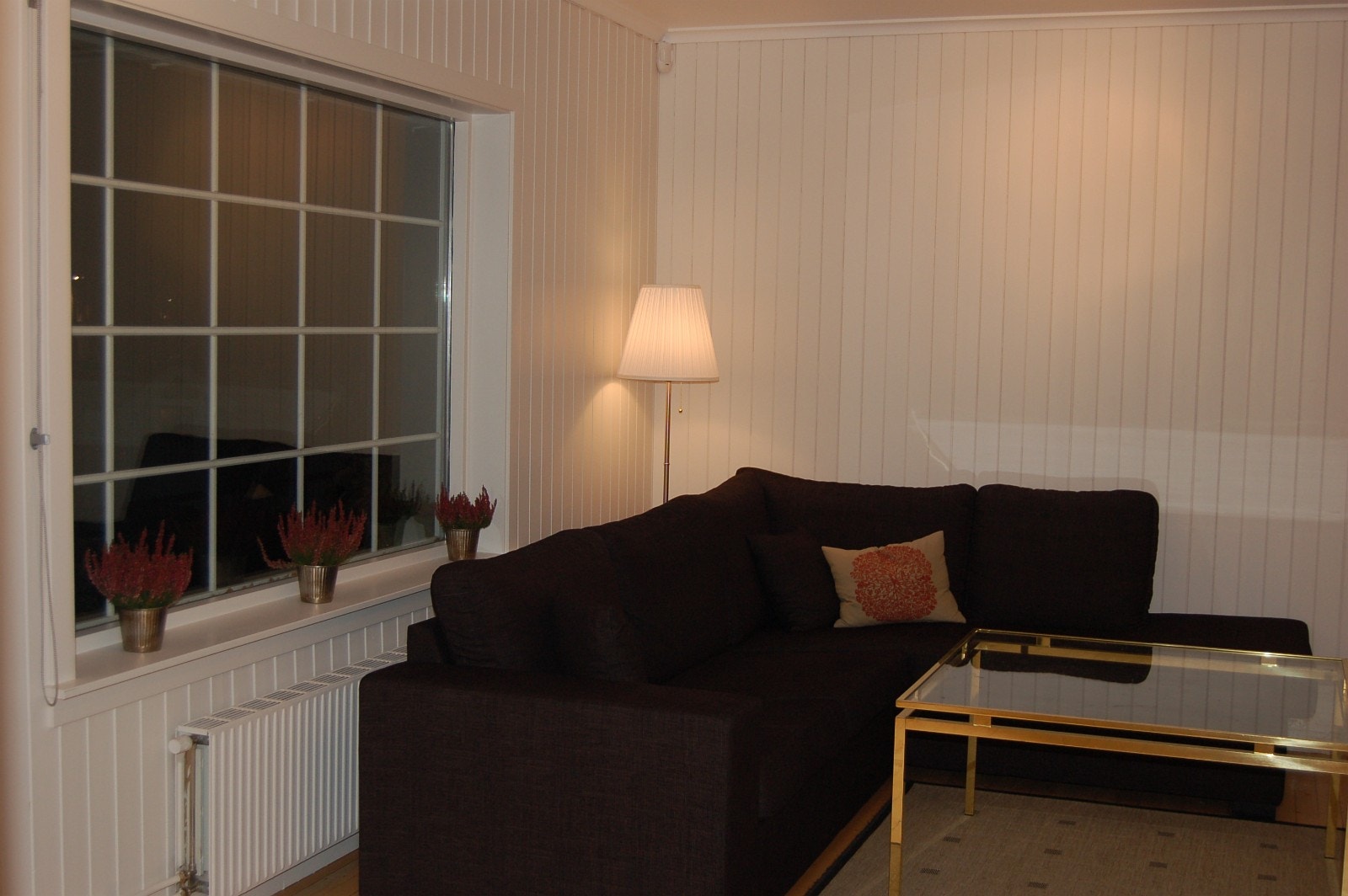 Del av stue etter møblering og annen vinkel. Galleribilde