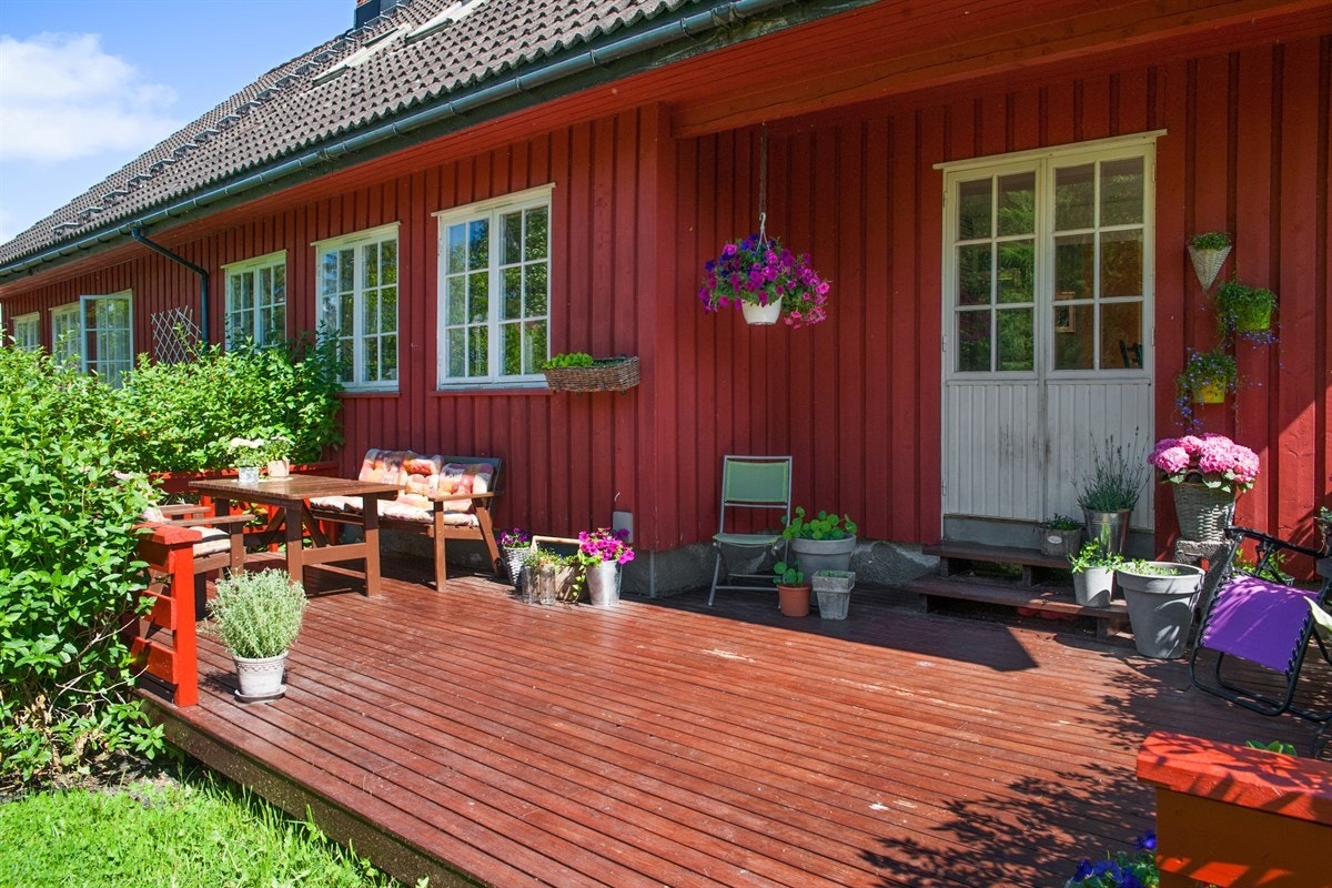 Stor uteplass bak huset. Galleribilde