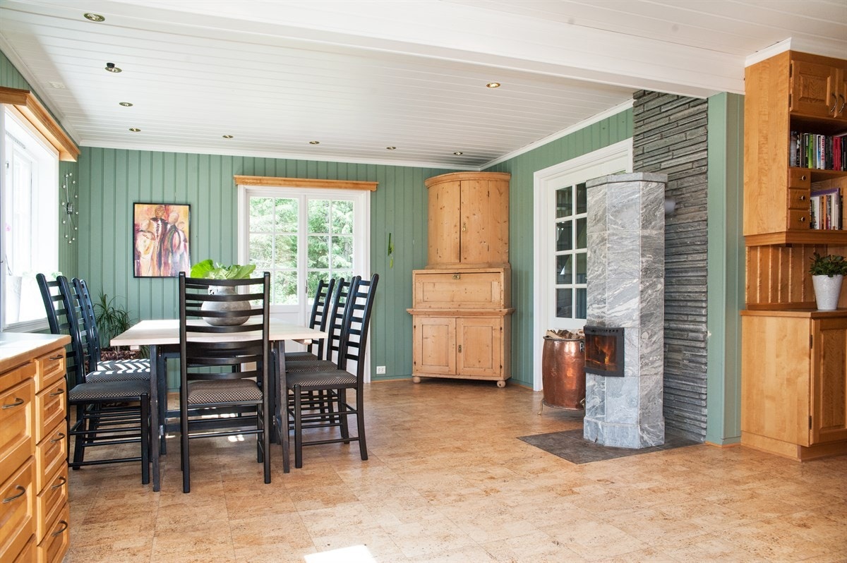 Høy kvalitets klebersteinsovn - romslig spiseplass Galleribilde