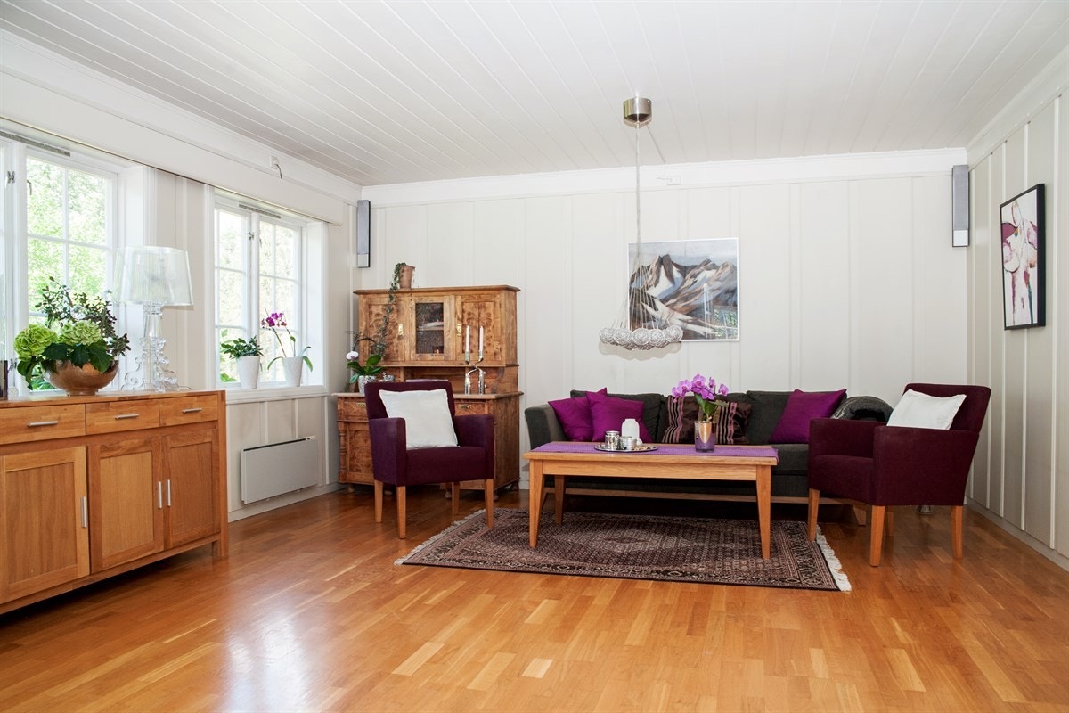 Stue med flere vindusflater med gode lysforhold Galleribilde