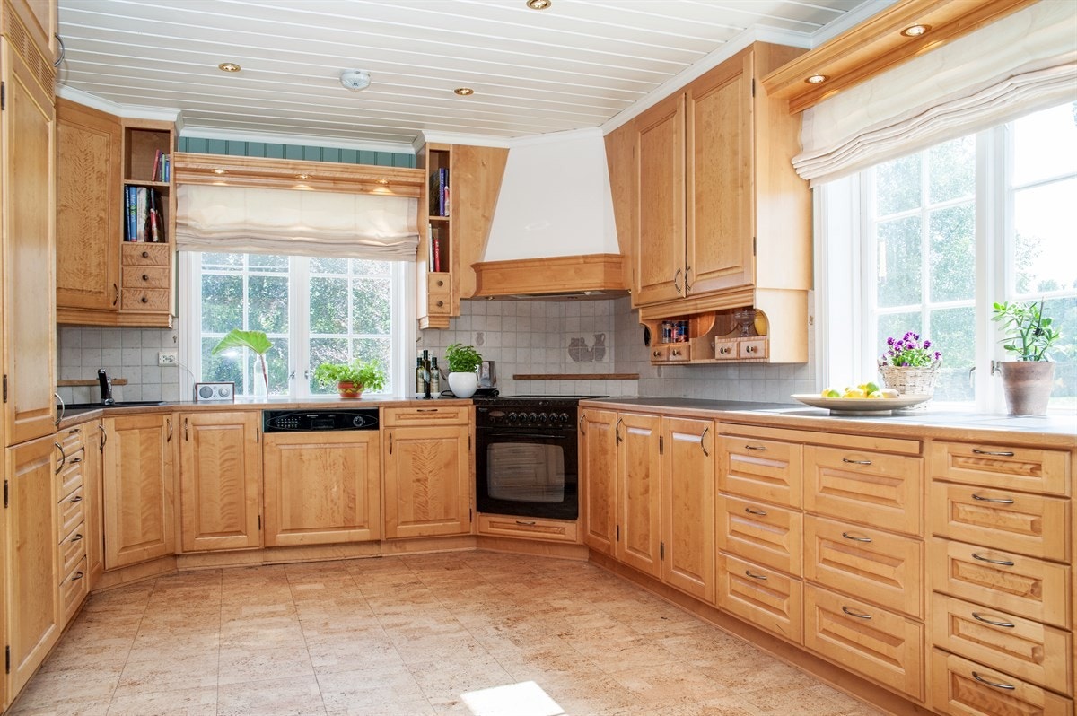 Heltre plass-snekret kjøkken av høy kvalitet Galleribilde