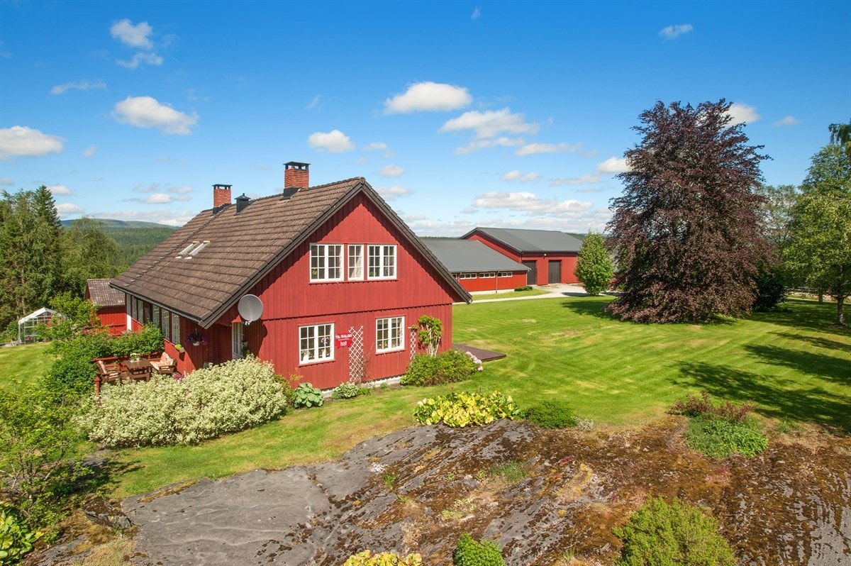 Hovedhus med tilhørende kårdel bygget i 1979 Galleribilde