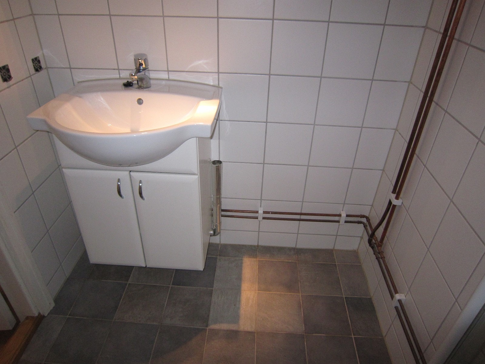 Badet med plass til vaskemaskin, men fellesvaskeri i kjelleren. Galleribilde