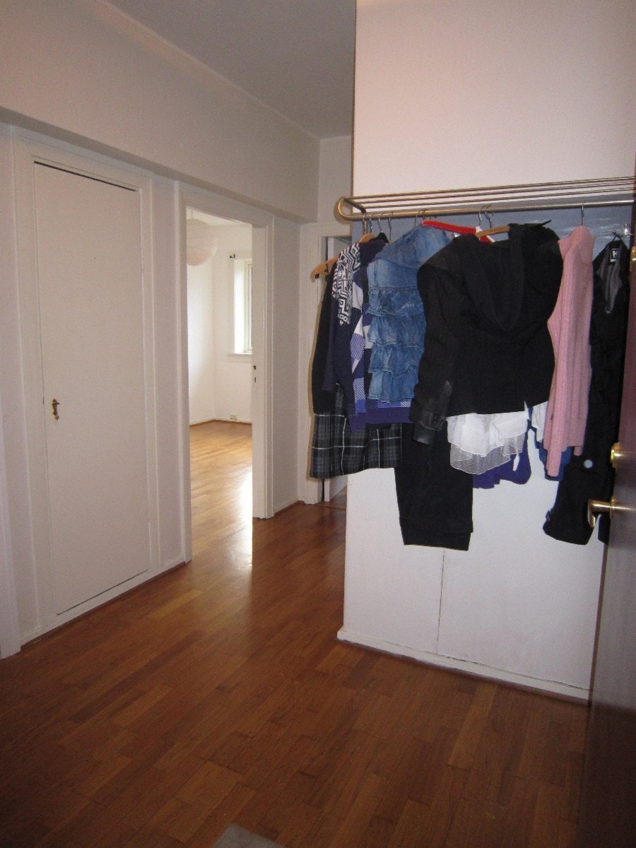 Gangen med utsikt til stuen/soverom. Galleribilde