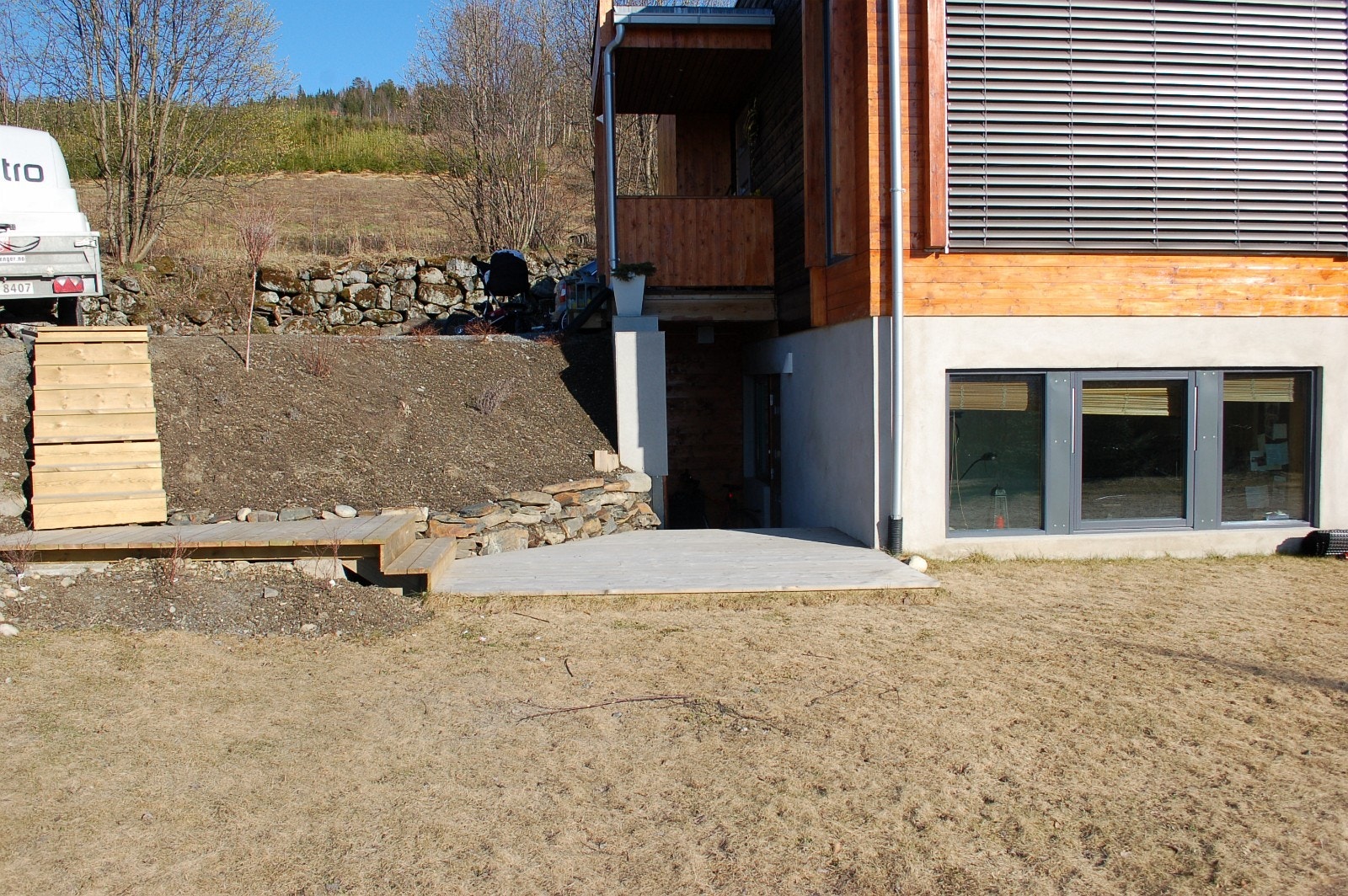 Trapp ned til leiligheten med egen uteplass Galleribilde