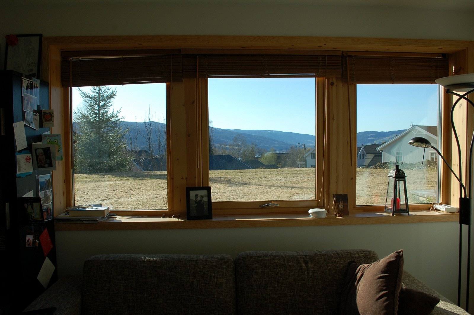 Tre vinduer gir godt lys i stuen Galleribilde