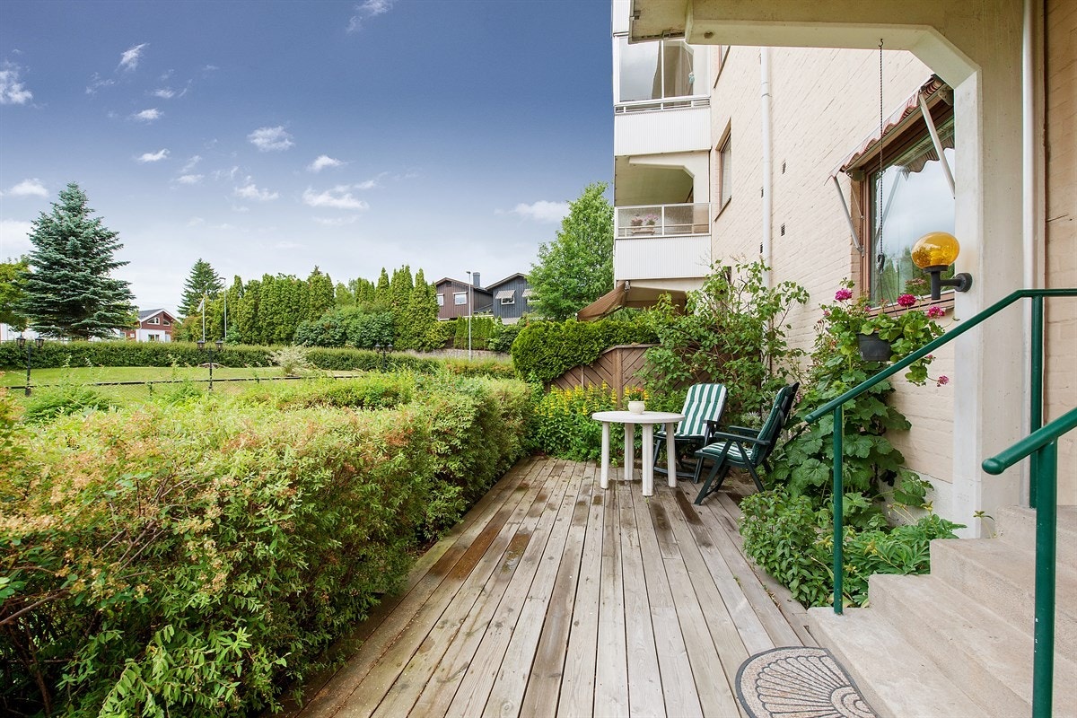 ~ Terrassen er av god størrelse. God plass til utemøblemen. Her kan du nyte varme sommerdager med venner og kjente ~ Galleribilde