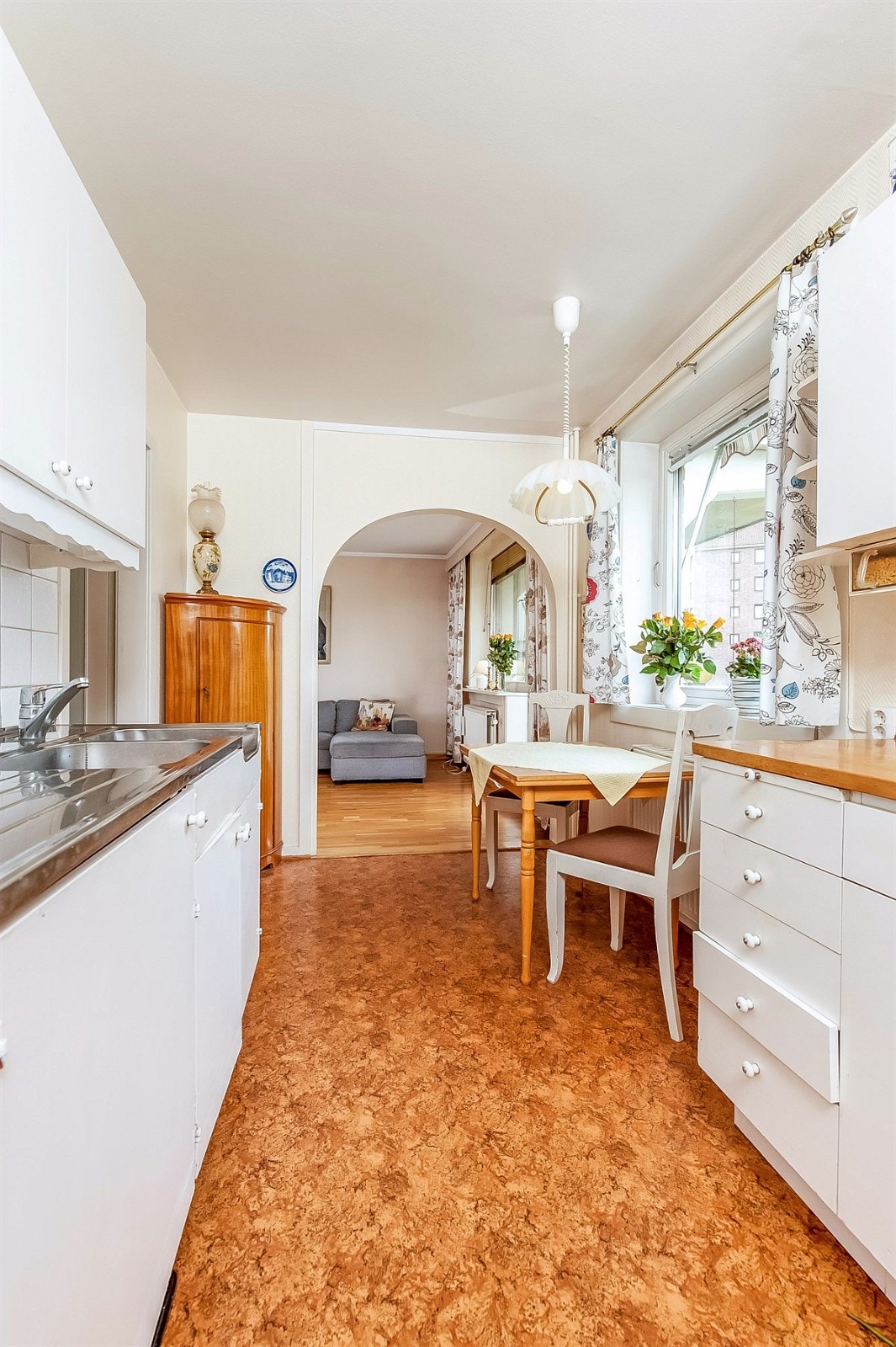 ~Kjøkkeninnredning med malte fronter, benkplate i heltre, rustfri benkebeslag med oppvaskkum og varmtvannsbereder. Fliser mellom benkeskap og overskap~ Galleribilde