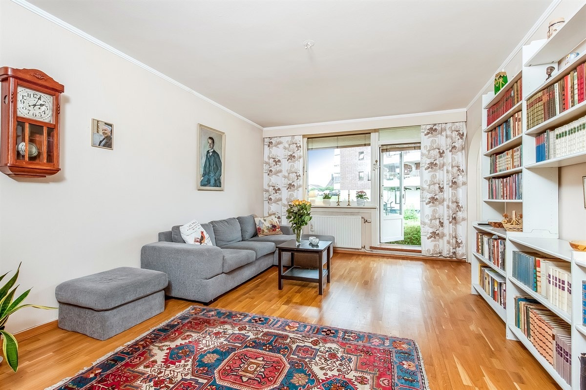 ~Stuen er svært lys og luftig grunnet de store vindusoverflatene. ~ Galleribilde