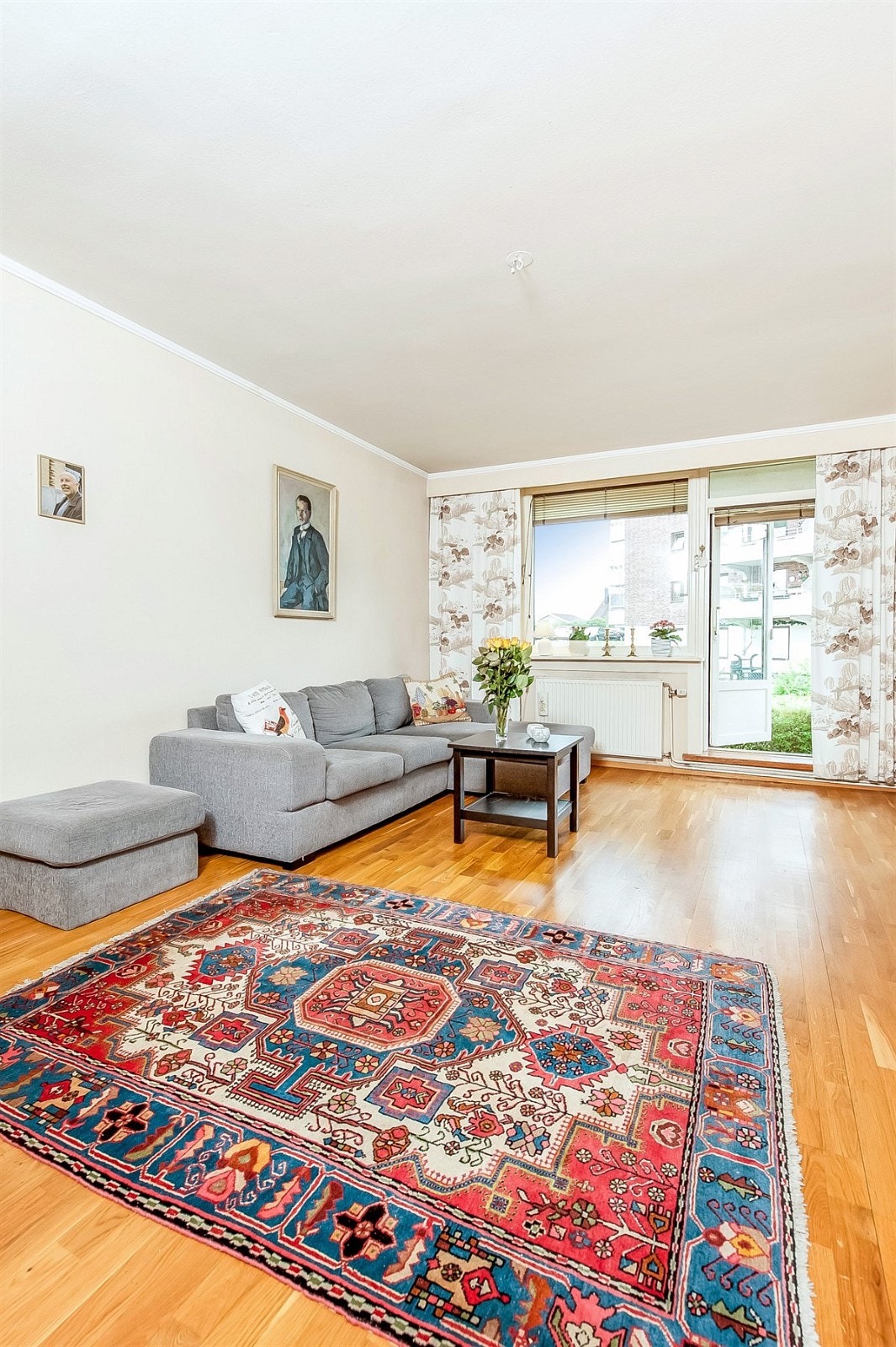 ~ Vinduene er med på å skape den gode atmosfæren i leiligheten. Vinduene er vendt mot de koselige fellesarealene ~ Galleribilde