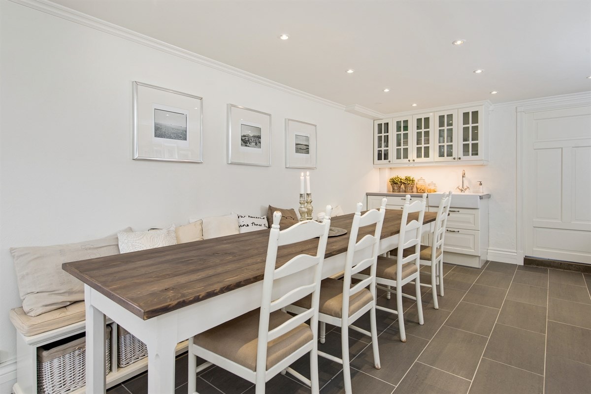 Kjellerstue med kjøkkenkrok Galleribilde