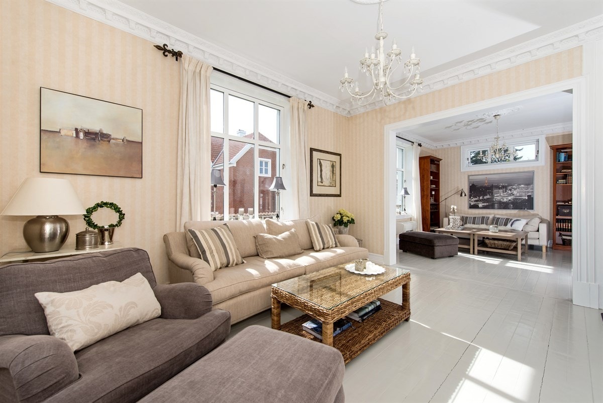 Her ser vi begge stuene etterhverandre Galleribilde