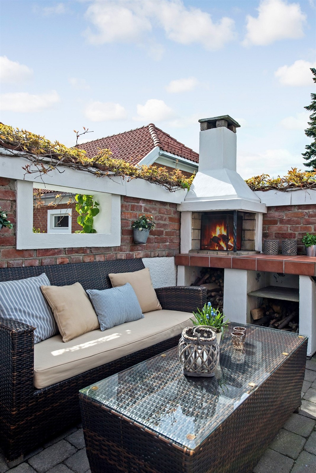 Lun uteplass med levegg og peis Galleribilde