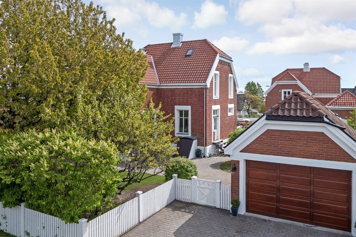 Fasade og garasje Galleribilde