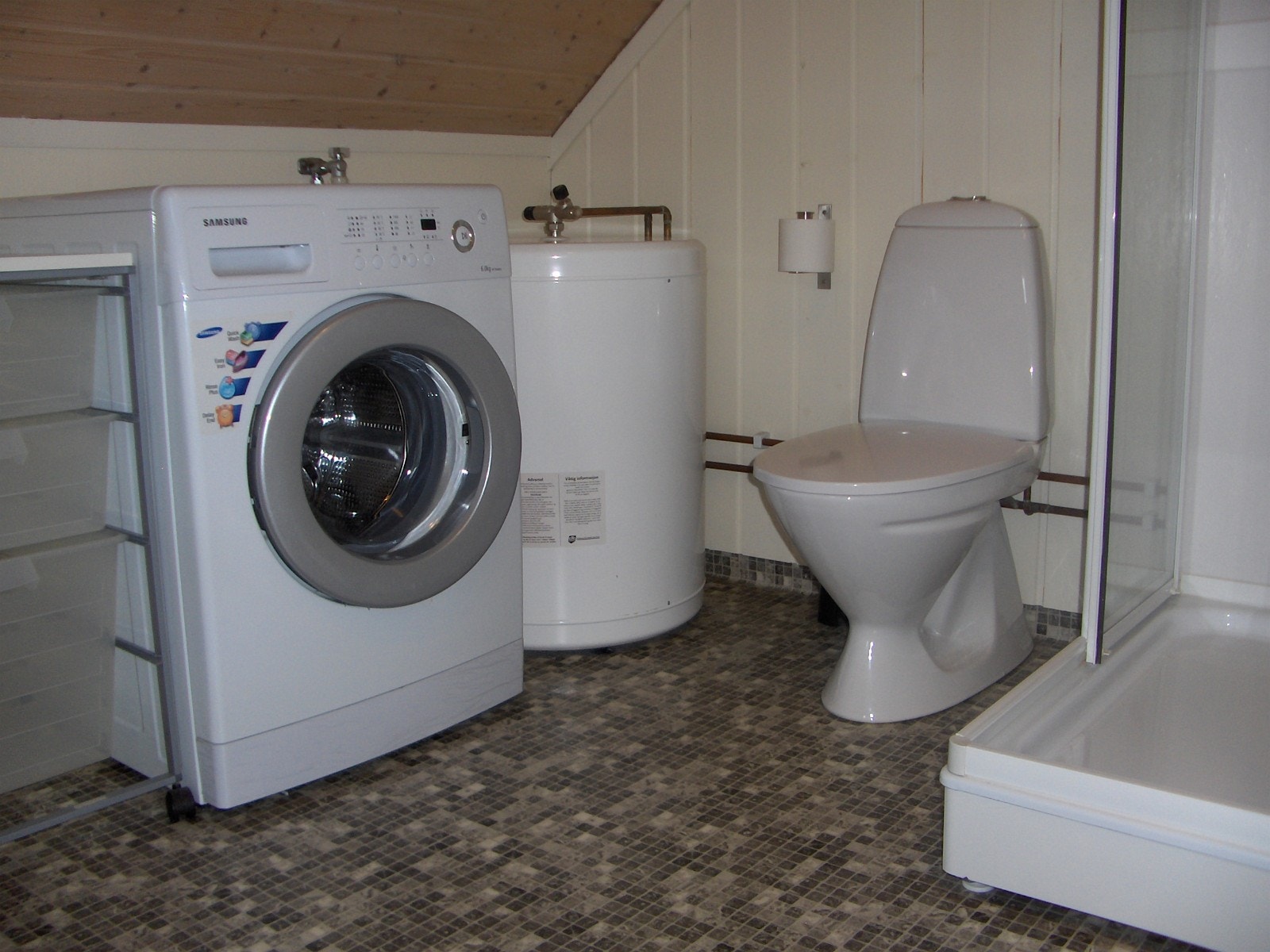 Bad med vaskemaskin Galleribilde