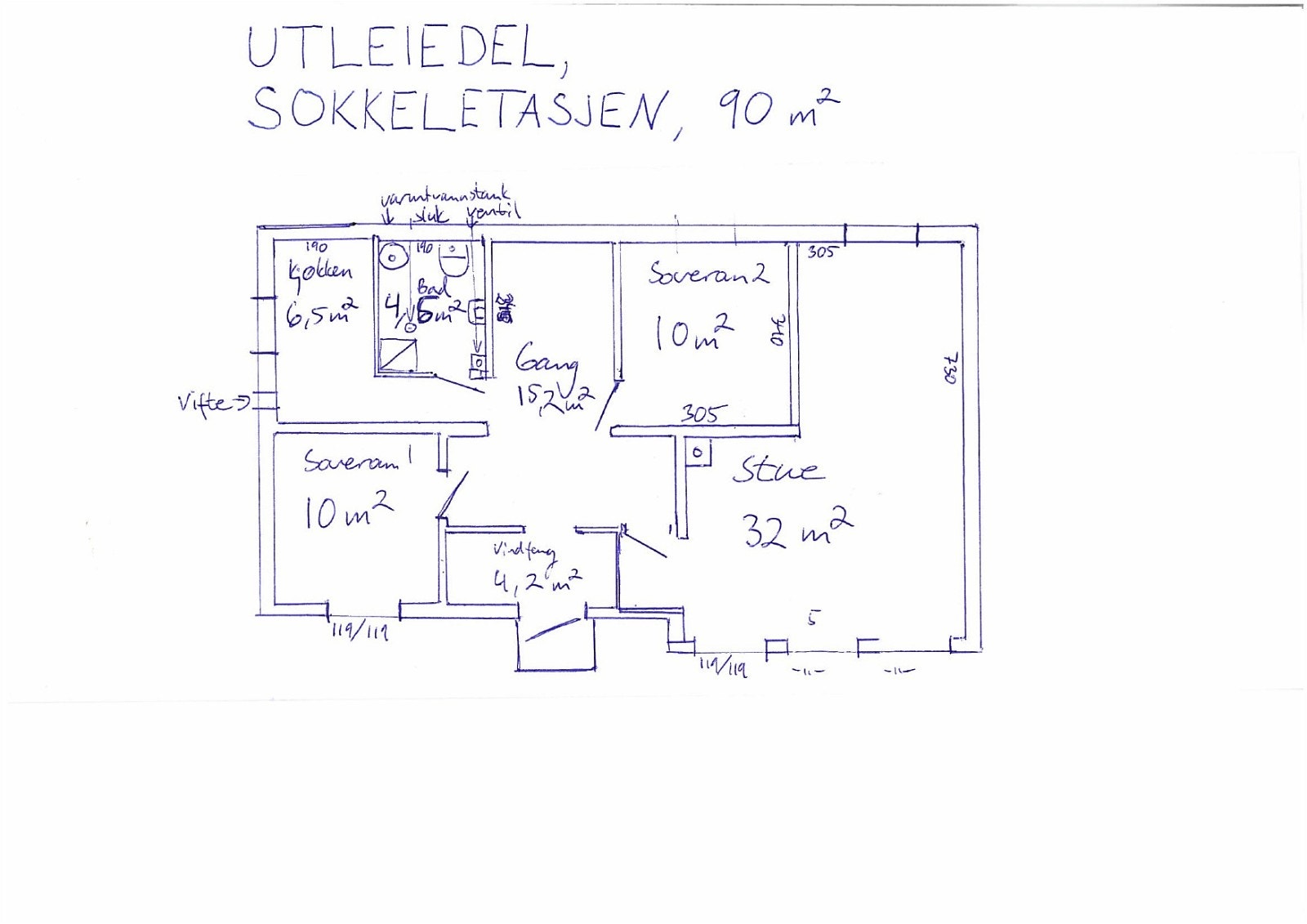Romslig gang sentralt i huset gir plass til å sette inn ekstra skap. Galleribilde