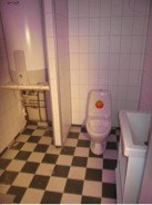 Flislagt bad med stor hjørnedusj og kombimaskin. Galleribilde