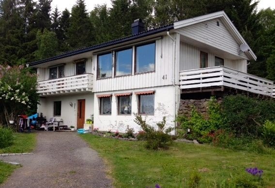 Huset sett fra parkeringsplassen. Første etasje leies ut. Galleribilde