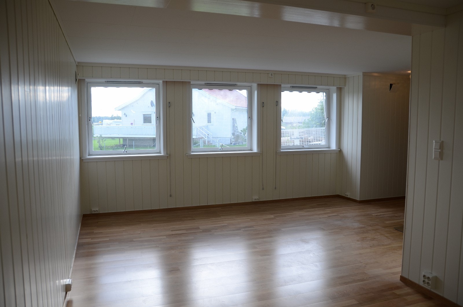 Stua har store vinduer mot vest. Galleribilde