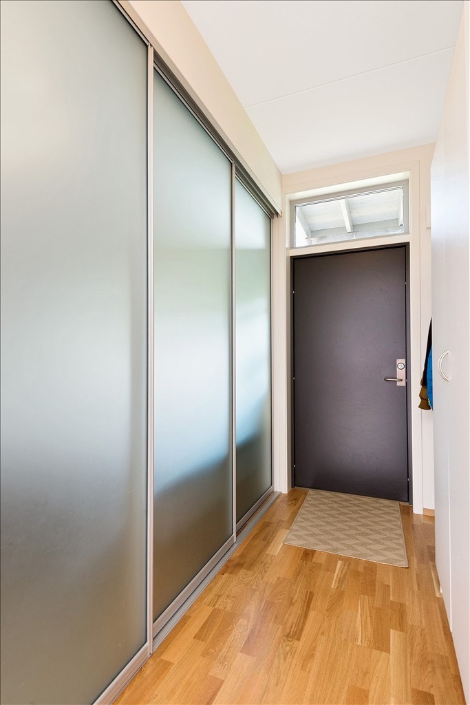 Stor gang med god plass til garderobeskap Galleribilde