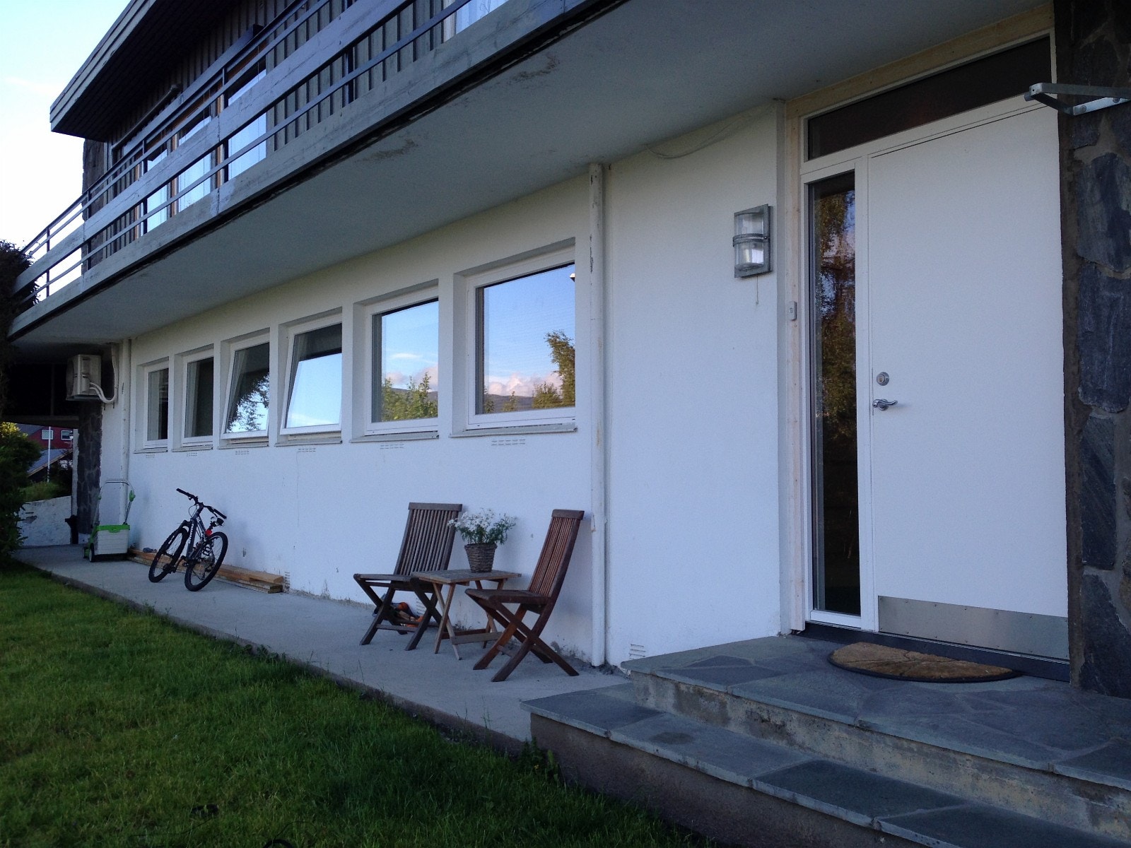 Fasade, egen inngang med ringeklokke. Galleribilde