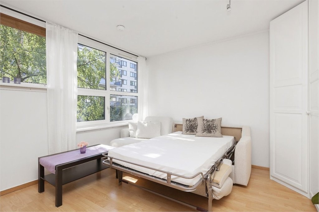 Smart stue/sove-løsning i stue med sovesofa Galleribilde