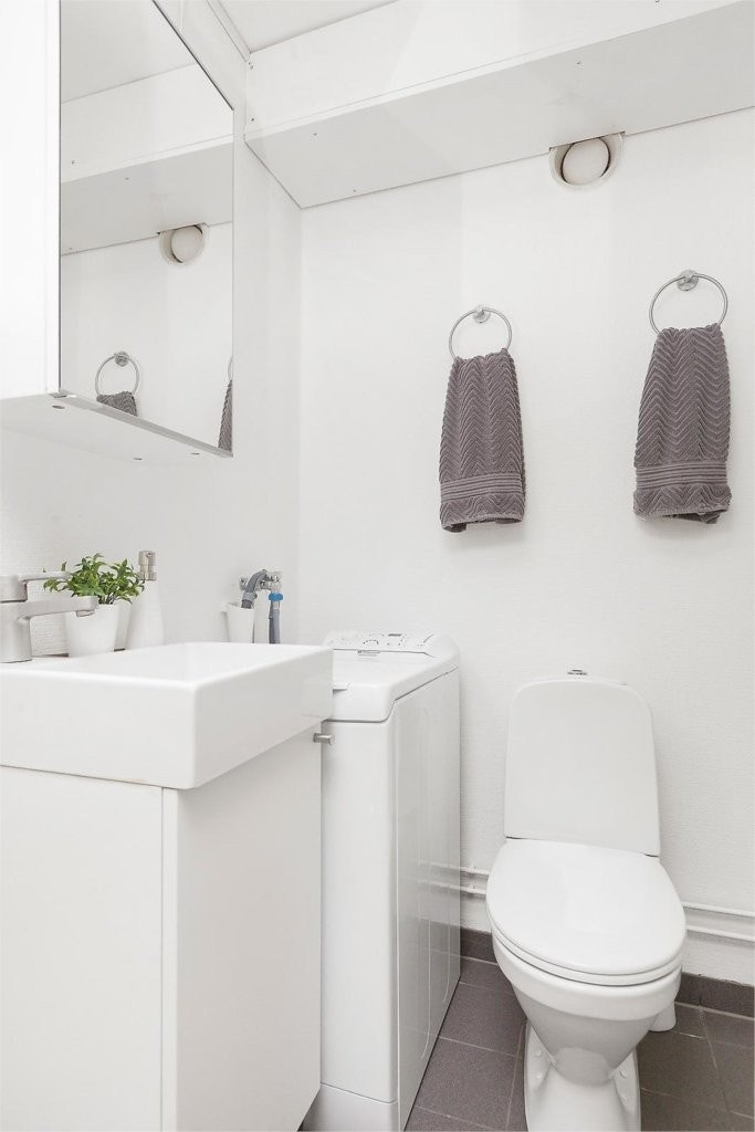 Tidsriktig bad der badet ble modernisert med membran, fliser, varmekabler og nytt vannklosett og servant i 2010 Galleribilde