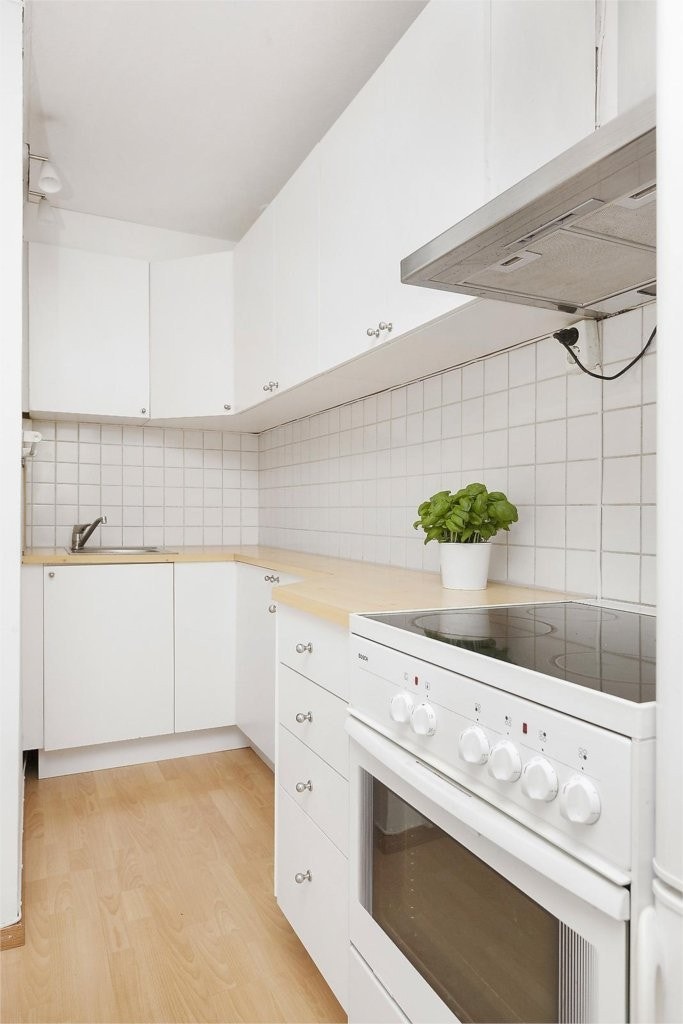 Praktisk kjøkkenløsning med mye skap- og benkeplass Galleribilde