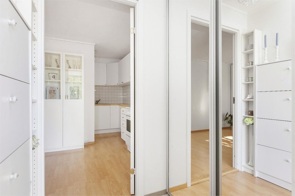 Entré med stor skyvedørsgarderobe Galleribilde