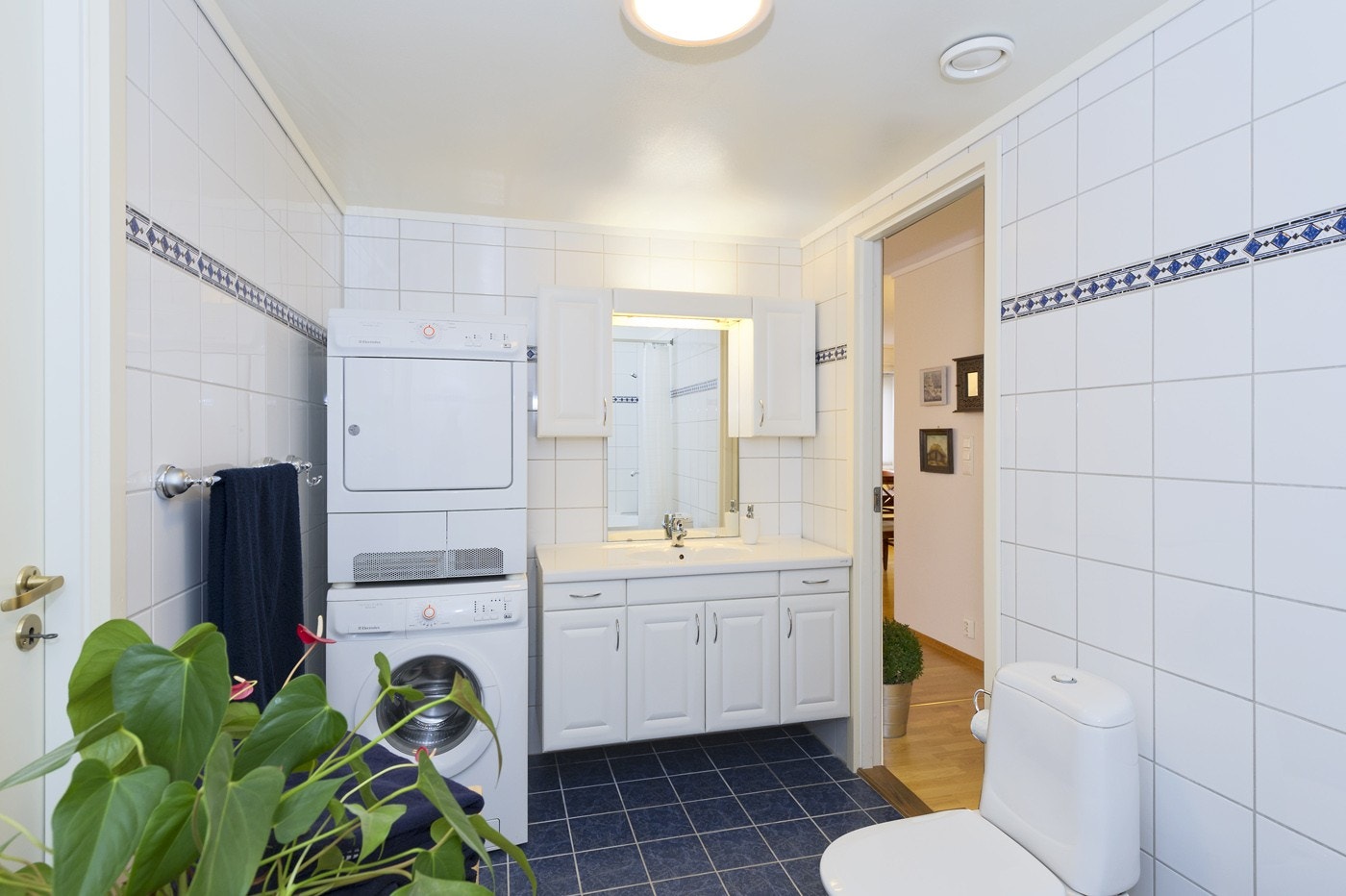 Oppegg for vaskemaskin på badet, men det vil og være mulig å ha dette på eget vaskerom Galleribilde