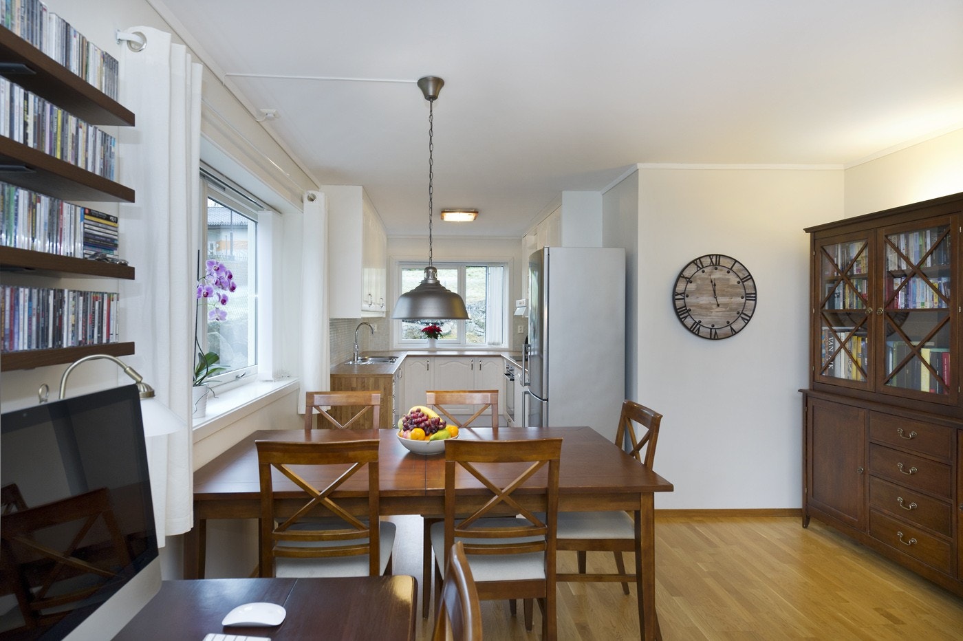 God plass til spisebord mellom stue og kjøkken. Galleribilde