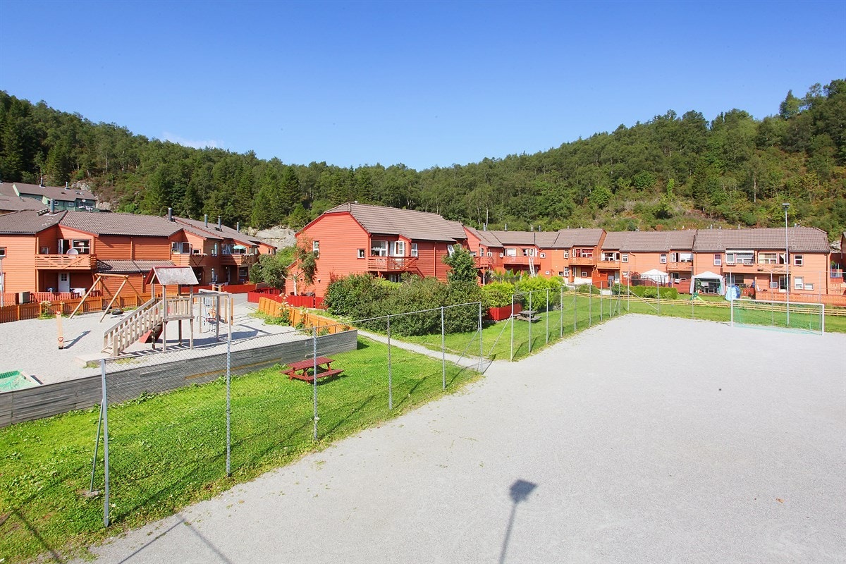 Borettslaget som ligger omringet av naturomgivelser Galleribilde