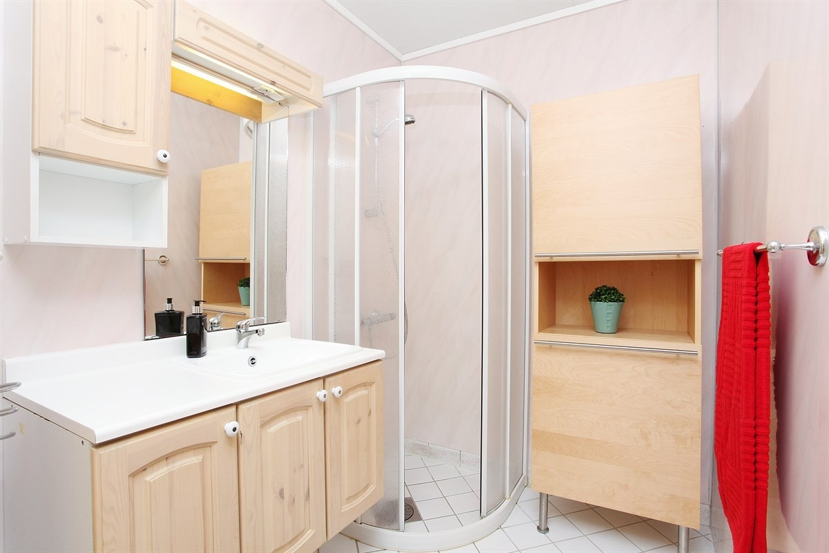 Varmekabler på bad med keramiske flise på gulv Galleribilde