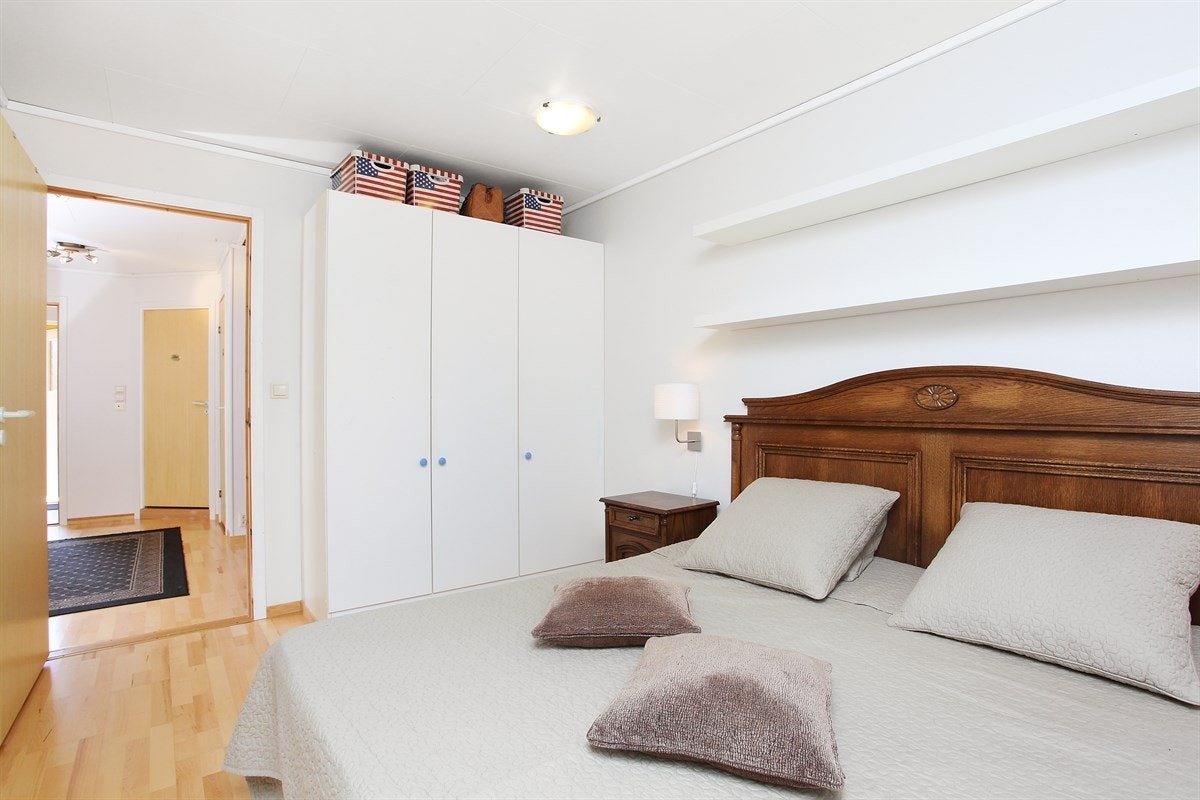 God plass til garderobeskap med gode oppbevaringsmuligheter Galleribilde