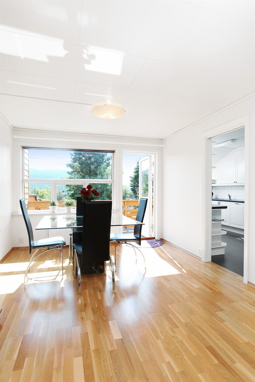 Lys og fin stue med mye lysinnslipp og utgang til terrasse Galleribilde