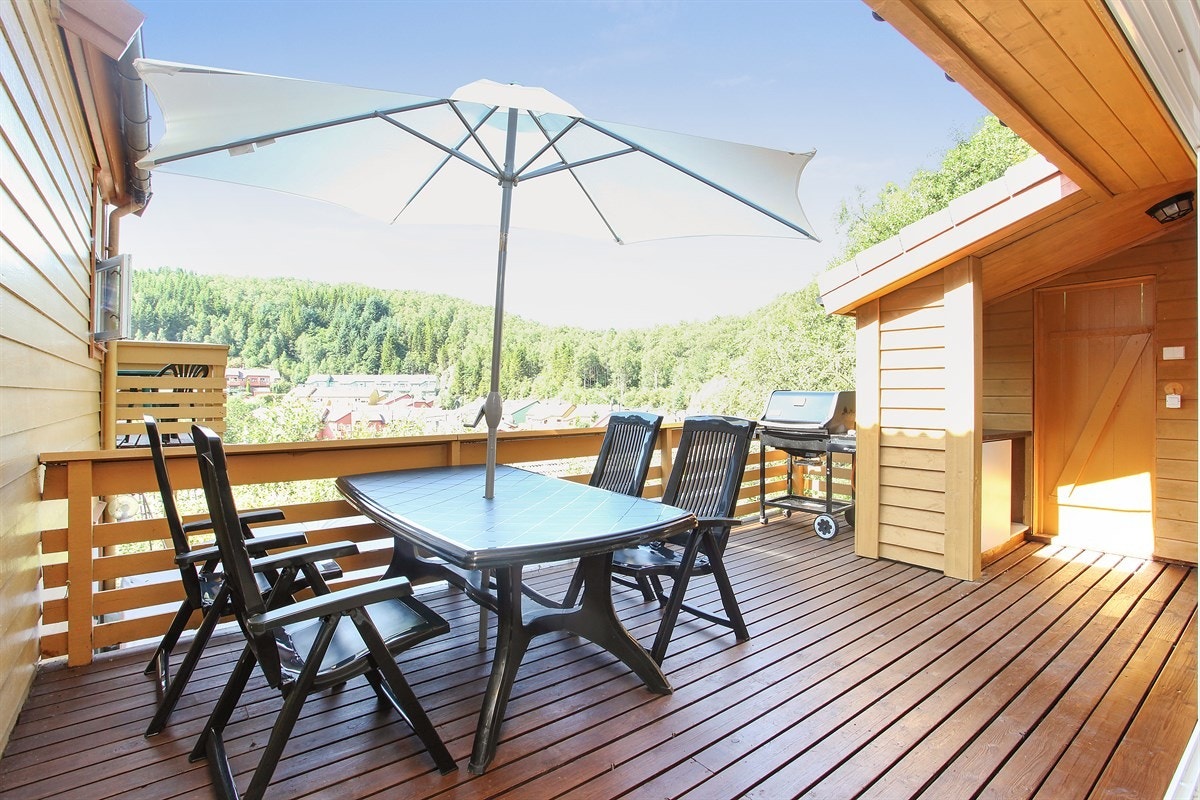 God plass på terrassen. Perekt for grilling med familien. Galleribilde