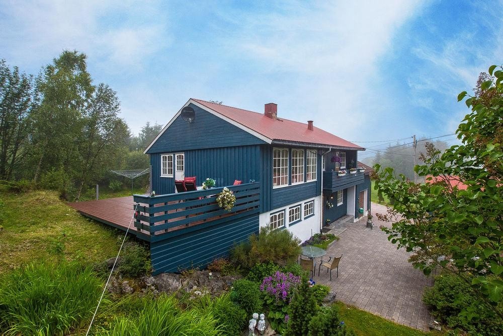 Vestvendt terrasse med kveldssol Galleribilde